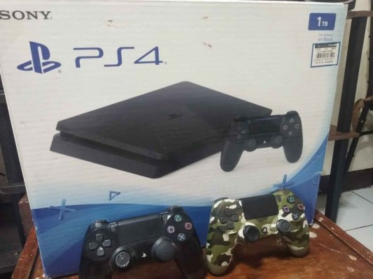 PS4 1 TB SLIM with box