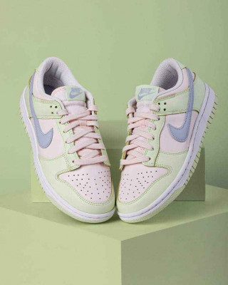 FOR SALE! GOOD AS NEW 9/10 NIKE "LIME LOW ICE"