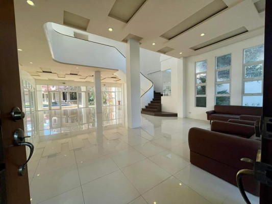 Big Garden with pool House and Lot For Sale