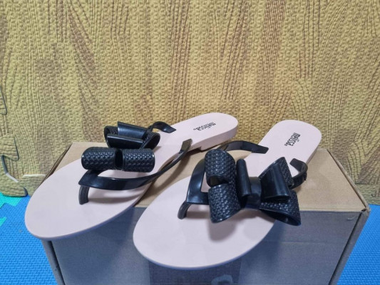 Preloved melissa slippers size 8