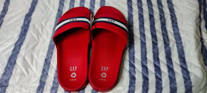 GAP STRIPE SLIDES SIZE 8-9 RED