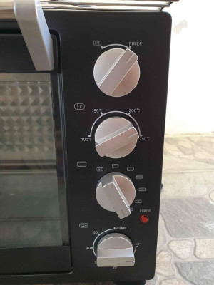 Baking/Cooking Oven (Living Direct) New