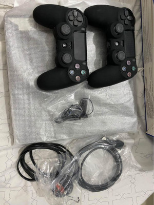 PS4 1TB with 2 controllers 4 games