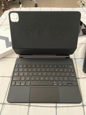 Ipad Pro 11 inch + Apple Magic Keyboard bundle