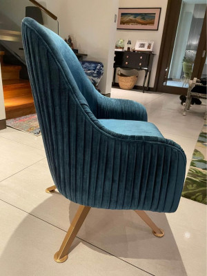 Swivel chair in Velvet Fabric