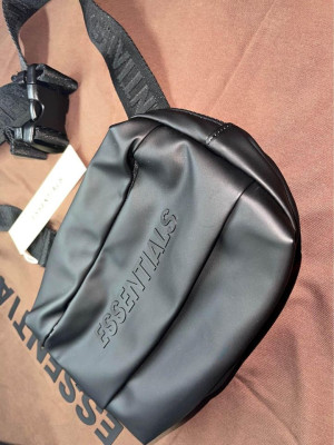 ESSENTIALS CHEST BAG