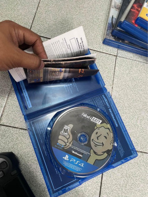 PS4 pro 1tb complete with 2 orig controller