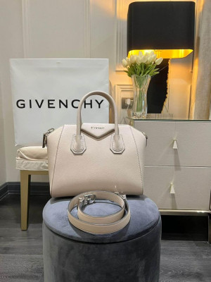 GIVENCHY ANTIGONA AUTHENTIC