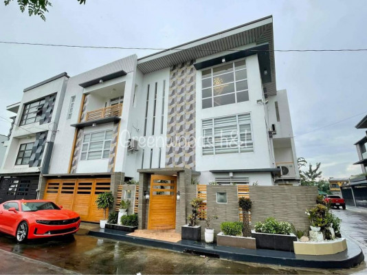 House with Swimming Pool in Greenwoods Exec Village pasig