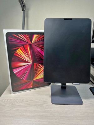 iPad Pro 11" M1 128GB Space Grey + Keyboard , Pen, Cases