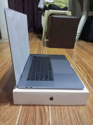 MacBook Pro 2018 (15-inch) Core i9 32GB RAM 1TB SSD Dual Graphics