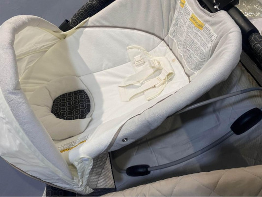 Graco Pack n Play with Bouncer and Diaper Changing