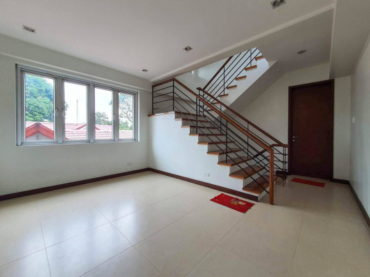 ⁣Impressive Crisp Townhouse For Sale in New Manila⠀