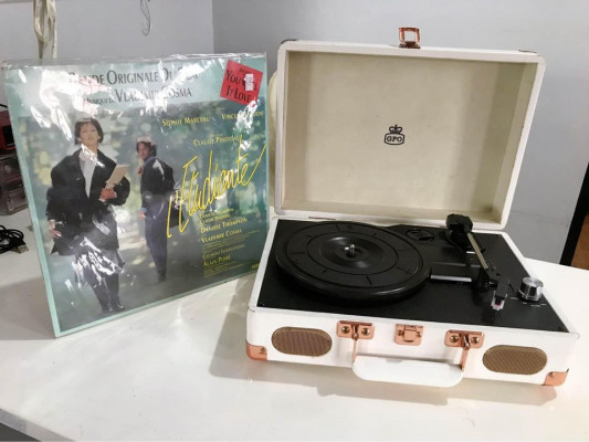 Soho Briefcase Turntable Vinyl Player in Rose Gold White + 1 Vinyl Record