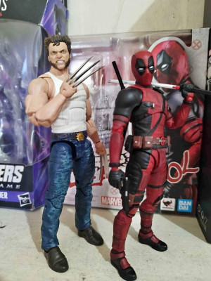 Deadpool And Marvel Legends Wolverine set
