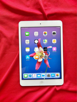 iPad Mini 2 32Gb Wifi Only Silver Apple with Free wireless headphones Negotiable