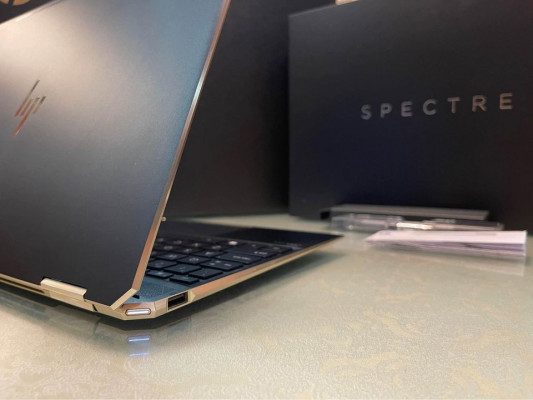 HP SPECTRE x360 i7 8th Gen 8gb 512ssd