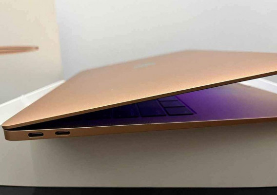 Macbook Air 2019 Lady Owned