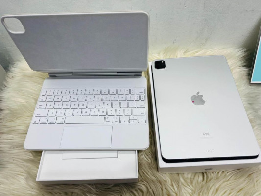 Ipad Pro m1 128gb(Silver)with magic keyboard(white) Second hand