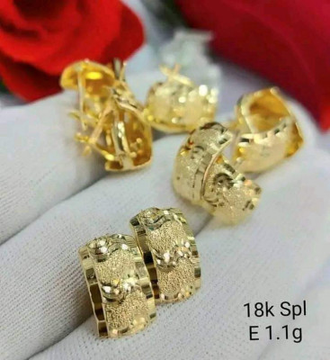 8k Saudi gold Clip Earrings...