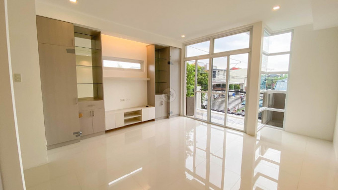 Charming Sunny Townhouse for sale in Pillar Village