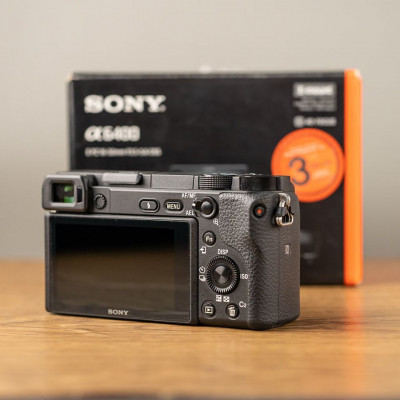 Sony A6400 APSC camera with kitlens - 10+k shutter counts