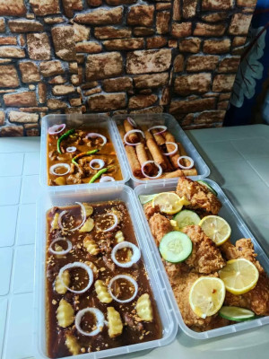 Food trays to go