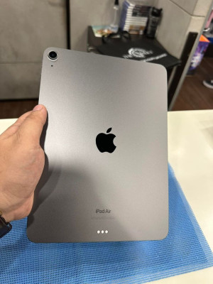 Ipad Air 5 (64gb) with spigen tempered glass and spigen ultra hybrid clear case