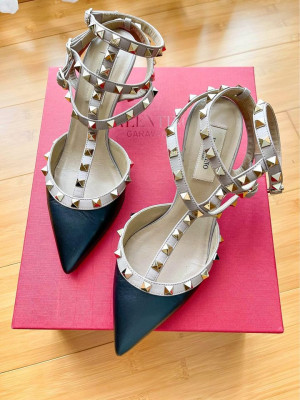Valentino rockstuds