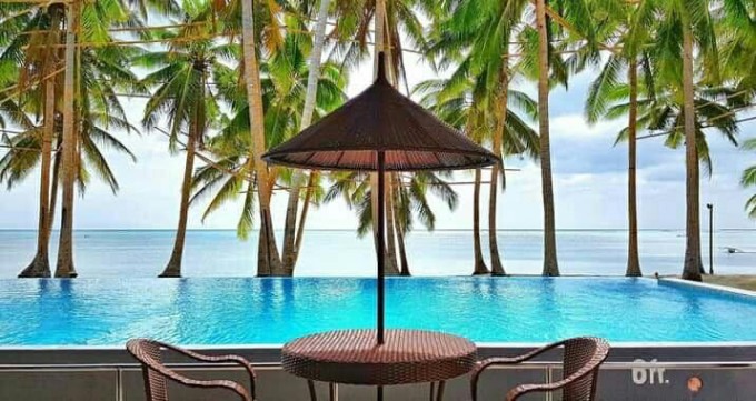 NicoleTravels - Beach escapade + Infinity pool