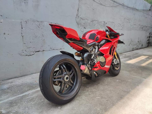 Ducati Panigale v4s 2020