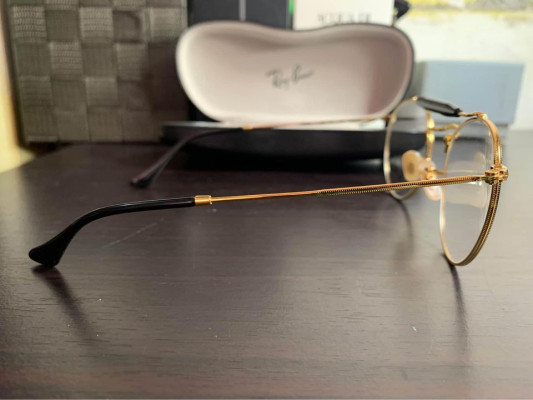 Comes with Original Rayban Clamshell Hardcase and microfiber cloth