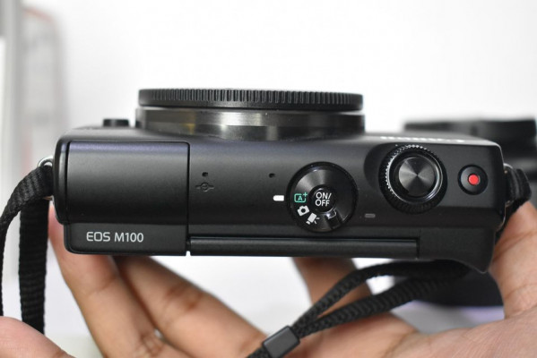 Canon eos m100 (with box)