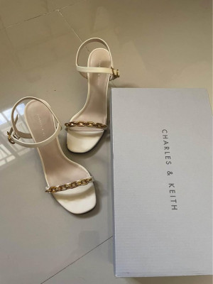 Charles & Keith White heels size 37