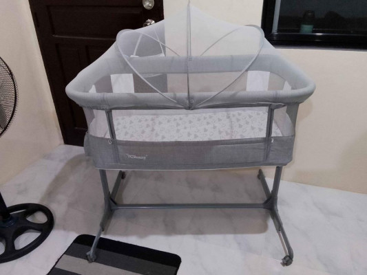 Bedside bassinet with wheels (crib)