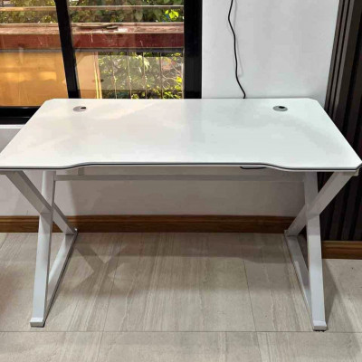 MINIMALIST WHITE GAMING TABLE 120CM