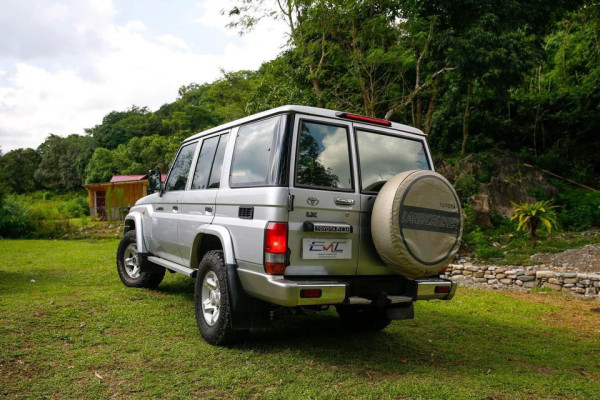 2012 Toyota land cruiser 76