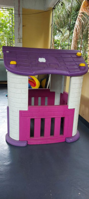 PLASTIC OUTDOOR PLAYHOUSE