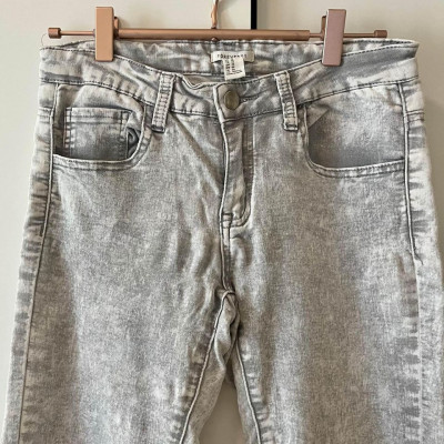 Forever 21 Midrise Skinny Jeans in Light Grey