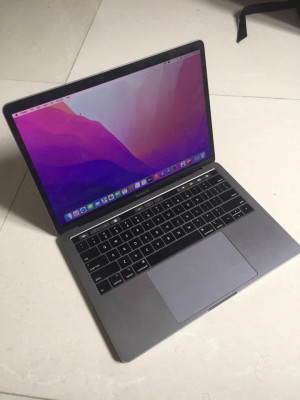 MacBook pro 13inch 8gb 256ssd touchbar 2018