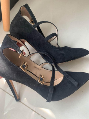 Used Parisian 4inch Heels with free tote bag