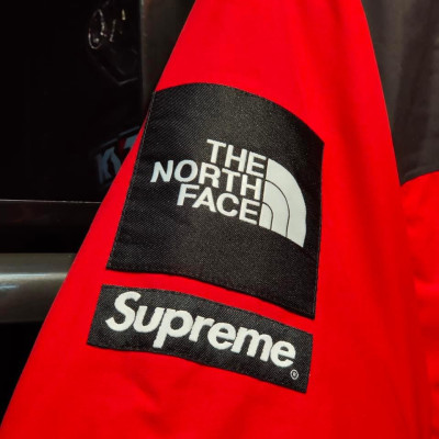 Supreme x The North Face - S LOGO Mountain Jacket