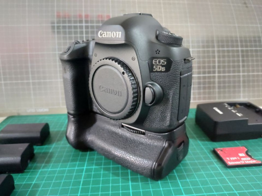 Canon 5ds with 50mm 1.8 stm 50 megapixel camera