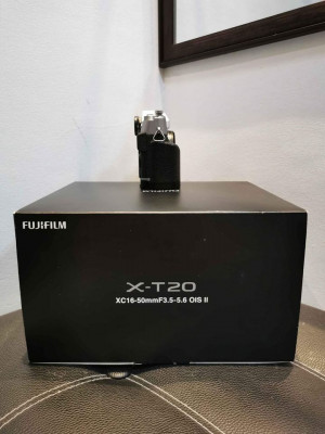 Fujifilm xt20 body silver with box and receipt