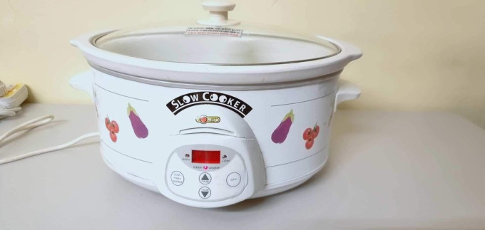 Slow cooker
