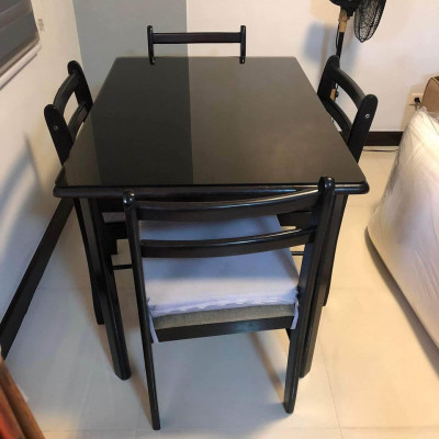 4-seater dining table with top glass