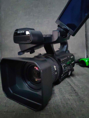 Sony HXR-NX100 Full HD NXCAM Camcorder