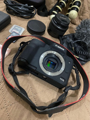 CANON M50