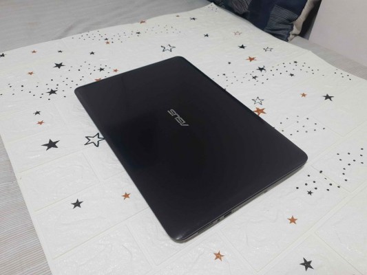 Asus core i7-7th generation 12gb ram GeForce 930MX 2gb videocard 2.90ghz