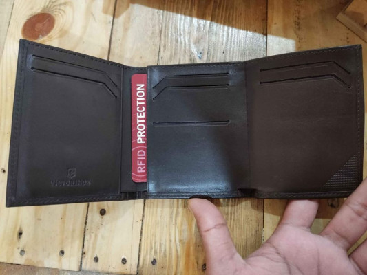 Preloved Victorinox Genuine Leather Trifold Wallet
